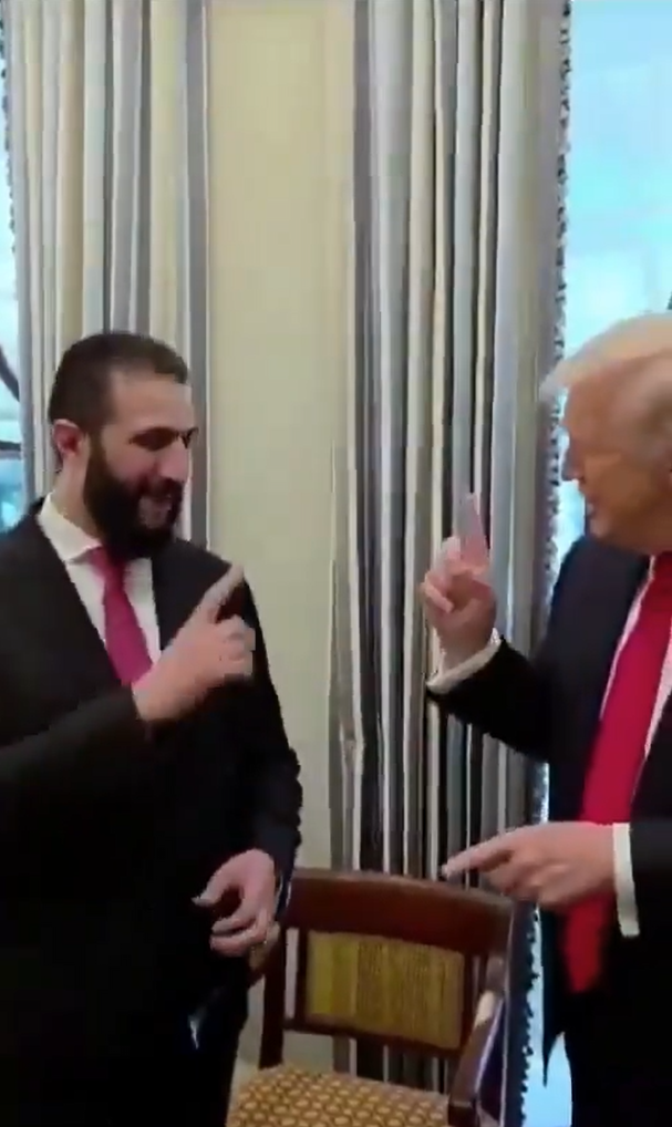 Imagen de Y el presidente Donald Trump le pregunta al presidente de Siria cuantas esposas tiene... Le responde qué solo una... Todo esto en su visita a la Casa Blanca. El lider Sirio anteriormente era considerado como terrorista por la casa blanca.